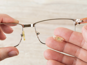 Replacing glasses nose pad